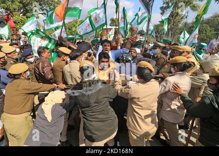 Le personnel de police tente d'arrêter les militants de Bhartiya Kisan Union lors de leur protestation exigeant des renonciations aux prêts des agriculteurs , à Shaheed Smarak à Jaipur , Rajasthan, Inde, le lundi 24,2022 janvier.(photo de Vishal Bhatnagar/NurPhoto) Banque D'Images