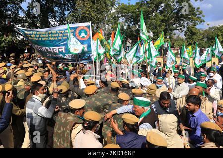 Le personnel de police tente d'arrêter les militants de Bhartiya Kisan Union lors de leur protestation exigeant des renonciations aux prêts des agriculteurs , à Shaheed Smarak à Jaipur , Rajasthan, Inde, le lundi 24,2022 janvier.(photo de Vishal Bhatnagar/NurPhoto) Banque D'Images