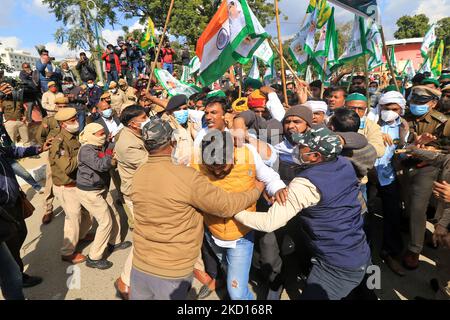 Le personnel de police tente d'arrêter les militants de Bhartiya Kisan Union lors de leur protestation exigeant des renonciations aux prêts des agriculteurs , à Shaheed Smarak à Jaipur , Rajasthan, Inde, le lundi 24,2022 janvier.(photo de Vishal Bhatnagar/NurPhoto) Banque D'Images