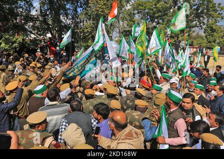 Le personnel de police tente d'arrêter les militants de Bhartiya Kisan Union lors de leur protestation exigeant des renonciations aux prêts des agriculteurs , à Shaheed Smarak à Jaipur , Rajasthan, Inde, le lundi 24,2022 janvier.(photo de Vishal Bhatnagar/NurPhoto) Banque D'Images