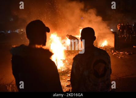 Les partisans de l'ancien Premier ministre libanais Saad Hariri ont organiser une manifestation en bloquant les routes, après que Saad Hariri a annoncé lundi qu'il suspendait son travail en politique à Beyrouth, au Liban, sur 24 janvier 2022. (Photo par Fadel Itani/NurPhoto) Banque D'Images