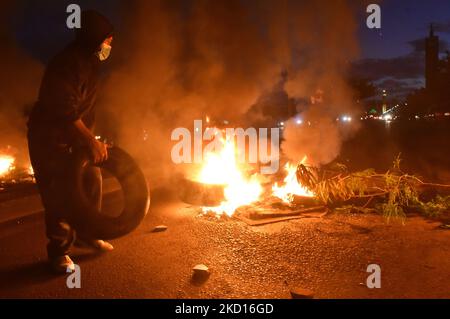 Les partisans de l'ancien Premier ministre libanais Saad Hariri ont organiser une manifestation en bloquant les routes, après que Saad Hariri a annoncé lundi qu'il suspendait son travail en politique à Beyrouth, au Liban, sur 24 janvier 2022. (Photo par Fadel Itani/NurPhoto) Banque D'Images