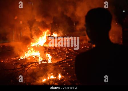 Les partisans de l'ancien Premier ministre libanais Saad Hariri ont organiser une manifestation en bloquant les routes, après que Saad Hariri a annoncé lundi qu'il suspendait son travail en politique à Beyrouth, au Liban, sur 24 janvier 2022. (Photo par Fadel Itani/NurPhoto) Banque D'Images