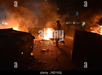 Les partisans de l'ancien Premier ministre libanais Saad Hariri ont organiser une manifestation en bloquant les routes, après que Saad Hariri a annoncé lundi qu'il suspendait son travail en politique à Beyrouth, au Liban, sur 24 janvier 2022. (Photo par Fadel Itani/NurPhoto) Banque D'Images