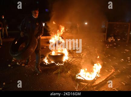 Les partisans de l'ancien Premier ministre libanais Saad Hariri ont organiser une manifestation en bloquant les routes, après que Saad Hariri a annoncé lundi qu'il suspendait son travail en politique à Beyrouth, au Liban, sur 24 janvier 2022. (Photo par Fadel Itani/NurPhoto) Banque D'Images