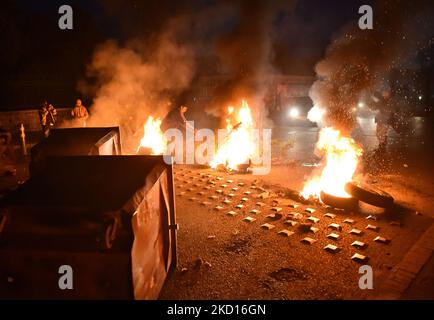 Les partisans de l'ancien Premier ministre libanais Saad Hariri ont organiser une manifestation en bloquant les routes, après que Saad Hariri a annoncé lundi qu'il suspendait son travail en politique à Beyrouth, au Liban, sur 24 janvier 2022. (Photo par Fadel Itani/NurPhoto) Banque D'Images