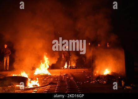 Les partisans de l'ancien Premier ministre libanais Saad Hariri ont organiser une manifestation en bloquant les routes, après que Saad Hariri a annoncé lundi qu'il suspendait son travail en politique à Beyrouth, au Liban, sur 24 janvier 2022. (Photo par Fadel Itani/NurPhoto) Banque D'Images