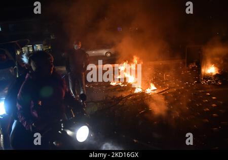 Les partisans de l'ancien Premier ministre libanais Saad Hariri ont organiser une manifestation en bloquant les routes, après que Saad Hariri a annoncé lundi qu'il suspendait son travail en politique à Beyrouth, au Liban, sur 24 janvier 2022. (Photo par Fadel Itani/NurPhoto) Banque D'Images