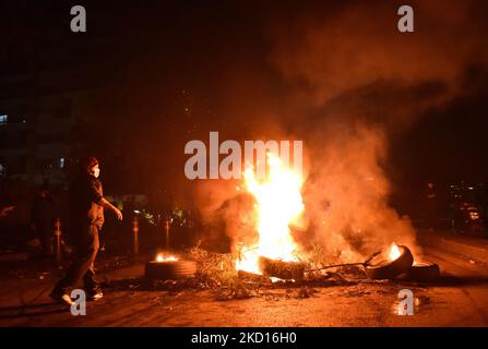 Les partisans de l'ancien Premier ministre libanais Saad Hariri ont organiser une manifestation en bloquant les routes, après que Saad Hariri a annoncé lundi qu'il suspendait son travail en politique à Beyrouth, au Liban, sur 24 janvier 2022. (Photo par Fadel Itani/NurPhoto) Banque D'Images