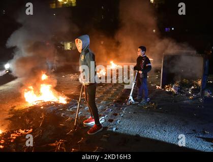 Les partisans de l'ancien Premier ministre libanais Saad Hariri ont organiser une manifestation en bloquant les routes, après que Saad Hariri a annoncé lundi qu'il suspendait son travail en politique à Beyrouth, au Liban, sur 24 janvier 2022. (Photo par Fadel Itani/NurPhoto) Banque D'Images