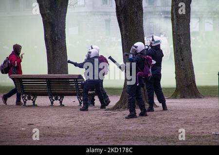 Les policiers utilisent du gaz lacrymogène. Des milliers de personnes protestent lors de la manifestation européenne pour la démocratie contre les mesures liées à Covid, comme le pass de santé et les restrictions de la COVID. Les émeutes ont commencé à éclater et la police a déclenché des gaz lacrymogènes et des canons à eau alors que la manifestation est devenue violente. Les gens prennent part à une manifestation contre les mesures sanitaires à Bruxelles comme le COVID Health Pass, le code QR, les masques faciaux et la vaccination obligatoire, en utilisant comme slogan principal et sur les bannières le mot liberté traduit comme liberté. Les autorités ont estimé qu'environ 50 000 personnes de toute l'Europe, y compris les antivaccers ma Banque D'Images