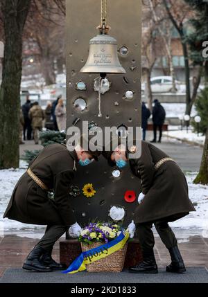 Les gardes d'honneur ont posé des fleurs au monument pour les victimes de la guerre Russie-Ukraine lors du rassemblement de commémoration pour les personnes tuées dans l'action de l'aéroport de Donetsk dans la guerre contre les terroristes russes dans la région du Donbass, au ministère de la Défense à Kiev, Ukraine, 20 janvier 2022. (Photo par Sergii Kharchenko/NurPhoto) Banque D'Images