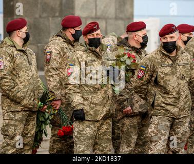 Les militaires de l'armée ukrainienne tiennent les fleurs lorsqu'ils participent au rassemblement de commémoration pour leurs collègues qui ont été tués en action pour l'aéroport de Donetsk dans la guerre contre les terroristes russes dans la région du Donbass, au Ministère de la défense de Kiev, en Ukraine, au 20 janvier 2022. (Photo par Sergii Kharchenko/NurPhoto) Banque D'Images