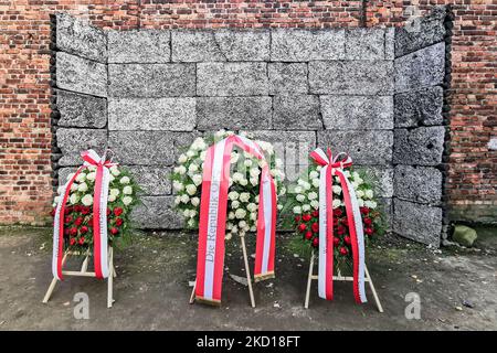 Des couronnes autrichiennes et polonaises sont posées par le mur de la mort dans le camp de concentration d'Auschwitz I au site du Mémorial d'Auschwitz. Oswiecim, Pologne sur 4 octobre 2021. (Photo de Beata Zawrzel/NurPhoto) Banque D'Images