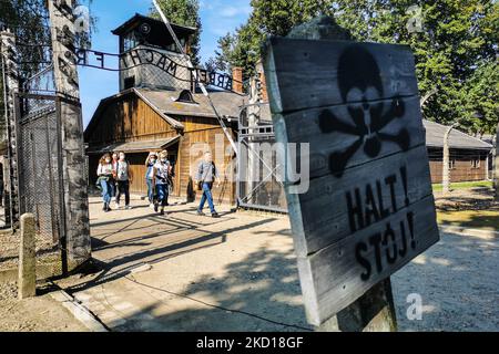 Les visiteurs traversent la porte d'entrée avec l'inscription « Arbeit Macht Frei » dans l'ancien camp de concentration allemand nazi d'Auschwitz I au site du Mémorial d'Auschwitz. Oswiecim, Pologne sur 4 octobre 2021. (Photo de Beata Zawrzel/NurPhoto) Banque D'Images