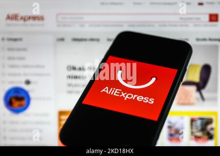 Le logo AliExpress affiché sur l'écran d'un téléphone et le site Web d'AliExpress affiché sur l'écran d'un ordinateur portable sont illustrés sur cette photo prise à Cracovie, en Pologne, sur 25 janvier 2022. (Photo de Jakub Porzycki/NurPhoto) Banque D'Images