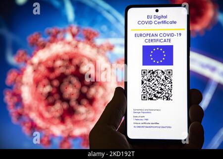 Illustration photo d'une main tenant et montrant l'affichage d'un téléphone portable avec un certificat de vaccination numérique européen Covid-19 avec un QR, un certificat de vaccination international ou un passe sanitaire avec une illustration du virus Covid et un ADN / ARN sur le fond. Photo sur le sujet des faux certificats de vaccination. Actuellement, la propagation de la pandémie se fait sur la cinquième vague du coronavirus, la mutation omicron étant la variante dominante. Amsterdam, pays-Bas sur 25 janvier 2022 (photo de Nicolas Economou/NurPhoto) Banque D'Images