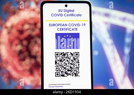 Illustration photo d'une main tenant et montrant l'affichage d'un téléphone portable avec un certificat de vaccination numérique européen Covid-19 avec un QR, un certificat de vaccination international ou un passe sanitaire avec une illustration du virus Covid et un ADN / ARN sur le fond. Photo sur le sujet des faux certificats de vaccination. Actuellement, la propagation de la pandémie se fait sur la cinquième vague du coronavirus, la mutation omicron étant la variante dominante. Amsterdam, pays-Bas sur 25 janvier 2022 (photo de Nicolas Economou/NurPhoto) Banque D'Images