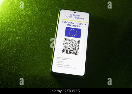 Illustration photo d'un téléphone portable avec un certificat de vaccination européen numérique Covid-19 avec un QR, un certificat de vaccination international ou un passe sanitaire sur fond vert foncé. Photo sur le sujet des faux certificats de vaccination. Actuellement, la propagation de la pandémie se fait sur la cinquième vague du coronavirus, la mutation omicron étant la variante dominante. Amsterdam, pays-Bas sur 25 janvier 2022 (photo de Nicolas Economou/NurPhoto) Banque D'Images