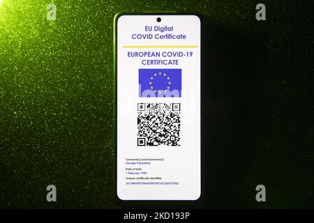 Illustration photo d'un téléphone portable avec un certificat de vaccination européen numérique Covid-19 avec un QR, un certificat de vaccination international ou un passe sanitaire sur fond vert foncé. Photo sur le sujet des faux certificats de vaccination. Actuellement, la propagation de la pandémie se fait sur la cinquième vague du coronavirus, la mutation omicron étant la variante dominante. Amsterdam, pays-Bas sur 25 janvier 2022 (photo de Nicolas Economou/NurPhoto) Banque D'Images