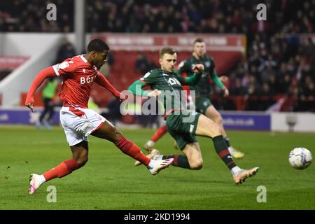 Xande Silva de Nottingham Forest tire à but lors du match de championnat Sky Bet entre Nottingham Forest et Barnsley au City Ground, Nottingham, le mardi 25th janvier 2022. (Photo de Jon Hobley/MI News/NurPhoto) Banque D'Images