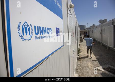 Un panneau avec le logo du HCR et le drapeau européen. Dans le nouveau camp de réfugiés de l'île de Samos qui a été créé en Grèce avec le soutien de l'UE, puisqu'il s'agit de la première installation contrôlée fermée financée par l'UE, le nouveau RIC de Samos (centre d'accueil et d'identification) Comme l'Europe va dépenser 276 millions d'euros d'argent de l'UE pour de nouveaux camps sur les îles de Samos, Lesbos, Chios, Kos et Leros . La vie quotidienne dans le nouveau camp de migrants avec les maisons préfabriquées, une installation contrôlée fermée où les gens peuvent entrer seulement en utilisant leur carte en plus de leur empreinte biométrique. Le nouveau camp peut accueillir t Banque D'Images