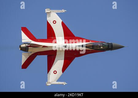 Le légendaire solo rouge F-16, avec le drapeau du Danemark, un Faucon de combat General Dynamics F-16AM vu lors d'un spectacle de vol de la Royal Danish Air Force. Le chasseur de combat F16 a opéré une démonstration de vol avec des manœuvres dans le ciel bleu grec lorsqu'il a participé au salon aérien de l'AFW de la semaine de vol d'Athènes 2021 à l'aéroport LGTG de la base aérienne militaire de Tanagra. Le Danemark est un membre fondateur de l'OTAN de l'Organisation du Traité de l'Atlantique Nord et la force aérienne participe à des opérations. Athènes, Grèce sur 5 septembre 2021 (photo de Nicolas Economou/NurPhoto) Banque D'Images