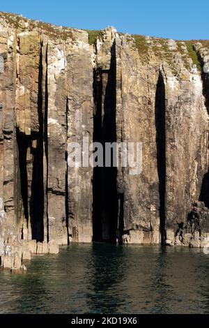 Formations rocheuses sur l'île de Caldey, Tenby, West Wales. Banque D'Images