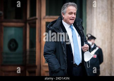 Le député italien Gianni Tonelli quitte le Parlement italien le troisième jour de vote pour l'élection du Président de la République, à 26 janvier 2022, à Rome, en Italie. Le Parlement italien vote en faveur d'un nouveau chef d'État pour remplacer l'sortant Sergio Mattarella. (Photo par Andrea Ronchini/NurPhoto) Banque D'Images