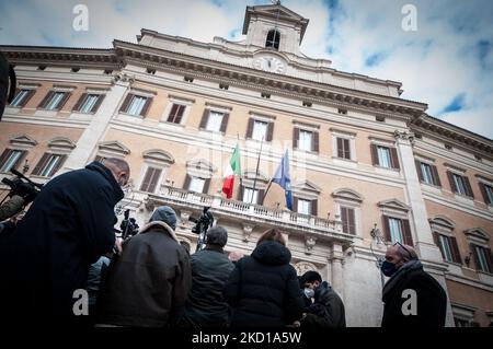 Les journalistes se tiennent devant le Parlement italien le troisième jour du vote pour l'élection du Président de la République, à 26 janvier 2022, à Rome, en Italie. Le Parlement italien vote en faveur d'un nouveau chef d'État pour remplacer l'sortant Sergio Mattarella. (Photo par Andrea Ronchini/NurPhoto) Banque D'Images