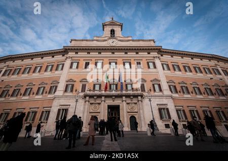 Les journalistes se tiennent devant le Parlement italien le troisième jour du vote pour l'élection du Président de la République, à 26 janvier 2022, à Rome, en Italie. Le Parlement italien vote en faveur d'un nouveau chef d'Etat pour remplacer l'sortant Sergio Mattarella (photo d'Andrea Ronchini/NurPhoto) Banque D'Images