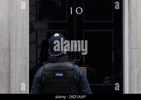 LONDRES, ROYAUME-UNI - le 26 JANVIER 2022 : un policier se tient devant la porte du 10 Downing Street sur 26 janvier 2022, à Londres, en Angleterre. Les conclusions de l'enquête de Sue Gray sur plusieurs parties présumées de violation des règles de confinement à Downing Street, au moment où des restrictions strictes de Covid-19 étaient en place, devraient être publiées cette semaine tandis que la police métropolitaine a annoncé hier qu'elle menait sa propre enquête sur les événements présumés. (Photo de Wiktor Szymanowicz/NurPhoto) Banque D'Images