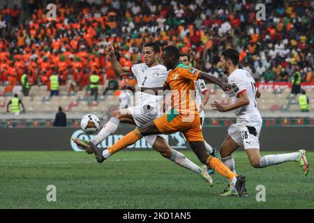 (19) Nicolas Péré de la Côte d'Ivoire lutte pour le bal avec (2) Mohamed Abdelmonem d'Egypte pendant la coupe d'Afrique des Nations Cameron 2021 tour de 16 match de football entre la Côte d'Ivoire et l'Egypte au Stade de Japoma à Douala sur 26 janvier 2022. (Photo par Ayman Aref/NurPhoto) Banque D'Images