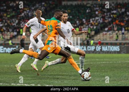 (19) l'équipe de Nicolas Pédé de la Côte d'Ivoire a lutté pour le bal avec (13) Ahmed Abou El Fotouh de l'équipe d'Egypte pendant la coupe d'Afrique des Nations Cameron 2021 ronde de 16 match de football entre la Côte d'Ivoire et l'Egypte au Stade de Japoma à Douala sur 26 janvier 2022. (Photo par Ayman Aref/NurPhoto) Banque D'Images