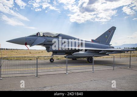 Avion de combat militaire Typhoon EF2000 de la Luftwaffe Eurofighter de la Force aérienne allemande vu sur un écran statique avec des personnes autour pendant la semaine de vol d'Athènes 2021 à l'aéroport de la base aérienne de Tanagra. Le chasseur a l'enregistrement 30+28, l'un des 141 que l'Allemagne possède avec 38 tranche 4 dans l'ordre. Eurofighter Typhoon est une aile delta de canard à deux moteurs, un avion de combat multirôle fabriqué par Airbus, BAE Systems et Leonardo. Les pays de l'OTAN le Royaume-Uni, l'Allemagne, l'Italie et l'Espagne en sont les principaux utilisateurs. Athènes, Grèce sur 5 septembre 2021 (photo de Nicolas Economou/NurPhoto) Banque D'Images