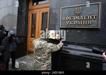 Des officiers de police ont placé en détention une militante du mouvement des femmes FEMIN au cours de sa manifestation contre l'enregistrement militaire des femmes en Ukraine, devant le bureau du Président à Kiev, Ukraine, le 27 janvier 2022. Le 17 décembre 2021, l'ordre du Ministère de la défense de l'Ukraine est entré en vigueur, selon lui, les femmes de certaines spécialités et professions en Ukraine devraient être enregistrées dans l'enregistrement militaire. (Photo par STR/NurPhoto) Banque D'Images