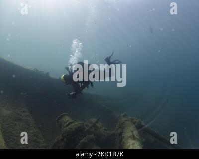 Plongée sous-marine sur épave en Grèce autour du navire à moteur Kali Tychi (anciennement Vincenzo Dormio, Cesare MaryBirch ). Le cargo a coulé près du port d'Agia Kyriaki le 25 juillet 1975. Les plongeurs sont vus avec des poissons et la vie marine, autour et dans le navire dans les eaux de la mer Égée. L'emplacement de l'épave est dans le petit village de pêcheurs Agia Kiriaki, Triker dans le sud Pélion, une destination de vacances populaire avec des petites tavernes traditionnelles, une plage magnifique et de belles montagnes. Agia Kiriaki, Grèce, le 17 septembre 2021 (photo de Nicolas Economou/NurPhoto) Banque D'Images