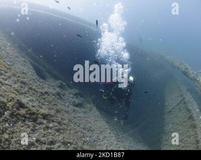 Plongée sous-marine sur épave en Grèce autour du navire à moteur Kali Tychi (anciennement Vincenzo Dormio, Cesare MaryBirch ). Le cargo a coulé près du port d'Agia Kyriaki le 25 juillet 1975. Les plongeurs sont vus avec des poissons et la vie marine, autour et dans le navire dans les eaux de la mer Égée. L'emplacement de l'épave est dans le petit village de pêcheurs Agia Kiriaki, Triker dans le sud Pélion, une destination de vacances populaire avec des petites tavernes traditionnelles, une plage magnifique et de belles montagnes. Agia Kiriaki, Grèce, le 17 septembre 2021 (photo de Nicolas Economou/NurPhoto) Banque D'Images