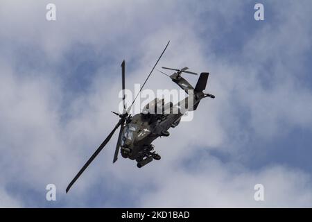 Un hélicoptère Apache Boeing AH-64 de l'armée grecque comme vu voler et manœuvrer lors d'une démonstration de vol lors du spectacle aérien de la semaine de vol 2021 d'Athènes à l'aéroport de la base aérienne de Tanagra. L'Apache de l'armée hellénique est la version AH-64D Apache Longbow. L'avion spécifique est un double hélicoptère de combat d'attaque de turbomoteur sous le fuselage et sur les ailes avec une mitrailleuse, des missiles, une fusée et des capacités d'autodéfense. La Grèce, un pays avec une force aérienne forte, est un État membre de l'OTAN de l'Organisation du Traité de l'Atlantique Nord. Tanagra, Grèce sur 5 septembre 2021 (photo de Nicolas E Banque D'Images