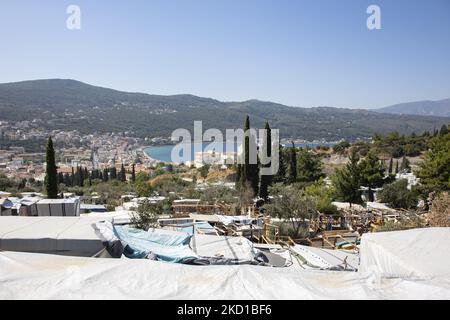 Vue panoramique du camp de fortune sur le lobe avec la ville et le port de Vathy visibles. L'ancien camp officiel de réfugiés - migrants entouré d'une clôture barbelée sur l'île Vathy de Samos et le camp de fortune voisin avec des tentes faites à la main et certains du HCR qui est situé juste à côté des maisons de la ville de Vathi, comme vu déserté. Le camp a été vidé et les gens ont été déplacés ou déplacés avec l'escorte de police vers le nouveau camp et quelques très peu de maisons. Une fois que cette installation a accueilli à son pic 7500 demandeurs d'asile dans les installations officielles mais aussi le camp de fortune dans la forêt qui était nick Banque D'Images