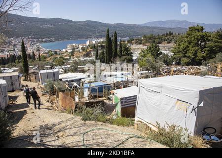 Vue panoramique du camp de fortune sur le lobe avec la ville et le port de Vathy visibles. L'ancien camp officiel de réfugiés - migrants entouré d'une clôture barbelée sur l'île Vathy de Samos et le camp de fortune voisin avec des tentes faites à la main et certains du HCR qui est situé juste à côté des maisons de la ville de Vathi, comme vu déserté. Le camp a été vidé et les gens ont été déplacés ou déplacés avec l'escorte de police vers le nouveau camp et quelques très peu de maisons. Une fois que cette installation a accueilli à son pic 7500 demandeurs d'asile dans les installations officielles mais aussi le camp de fortune dans la forêt qui était nick Banque D'Images