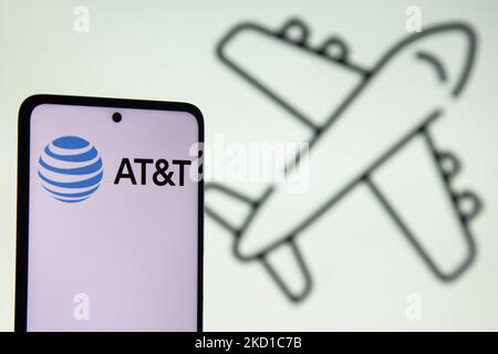 Illustration photo d'AT&T affichée sur l'écran d'un téléphone portable avec une illustration du symbole d'avion sur l'arrière-plan montrant les voyages et l'aviation. AT&T Inc. L'American Telephone and Telegraph Company est une société de portefeuille multinationale américaine enregistrée au Delaware. AT&T est la plus grande société de télécommunications au monde et le plus grand fournisseur de services de téléphonie mobile aux États-Unis. Eindhoven, pays-Bas sur 27 janvier 2022 (photo Illustration de Nicolas Economou/NurPhoto) Banque D'Images