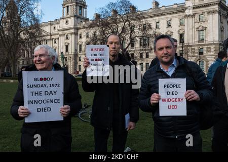 LONDRES, ROYAUME-UNI - 27 JANVIER 2022 : Des hommes tiennent des pancartes faisant référence à l'enquête initiale sur le dimanche sanglant de Lord Widgery et demandant la justice aux familles des victimes lors d'une vigile devant les chambres du Parlement pour commémorer le 50th anniversaire du dimanche sanglant et protester contre les propositions du gouvernement britannique pour l'amnistie des forces de l'État Impliqué sur 27 janvier 2022 à Londres, Angleterre. Le dimanche 30 janvier 1972, les soldats britanniques ont ouvert le feu sur des civils non armés qui ont participé à une marche des droits civils à Derry, tuant treize personnes et blessant quinze personnes, le jour étant donné Banque D'Images