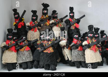 Figurines de jeu représentant des membres de l'armée zapatiste, vues en vente sur le marché local de San Cristobal de las Casas. Jeudi, 27 janvier 2022, à San Cristobal de las Casas, Chiapas, Mexique. (Photo par Artur Widak/NurPhoto) Banque D'Images