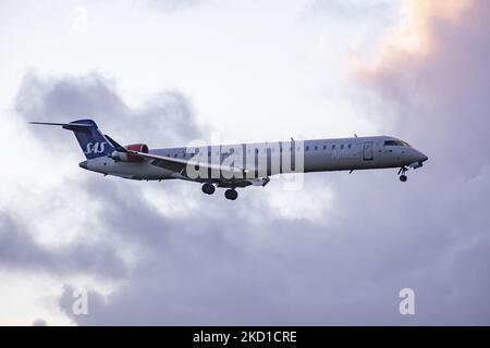 SAS Scandinavian Airlines Bombardier Mitsubishi CRJ-900 tel qu'il a été vu voler sur l'approche finale pour l'atterrissage à l'aéroport d'Amsterdam Schiphol AMS EHAM dans une soirée nuageux. L'avion régional à corps étroit a l'enregistrement EI-FPV et le nom Trud Viking. SAS est le porte-drapeau du Danemark, de la Norvège et de la Suède. Le nom est une abréviation de Scandinavian Airlines System. La compagnie aérienne compte 180 appareils et est membre du groupe d'aviation Star Alliance. L'industrie de l'aviation et le trafic de passagers sont en phase difficile avec la pandémie du coronavirus Covid-19 qui a un impact négatif sur le système Banque D'Images