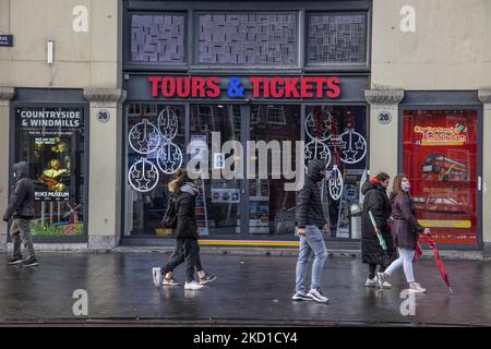 Locked - fermé Tours and tickets shop qui opère principalement pour les touristes vendant des billets pour des musées comme Rijks et des événements avec le tourisme. La vie quotidienne pendant le confinement à la quatrième vague de la pandémie. Les habitants et quelques touristes dans les rues calmes d'Amsterdam pendant le confinement dans la capitale néerlandaise avec des magasins et des magasins paraissant avec fermé avec le roller métal volet vers le bas, cafés, bars et restaurants également fermés avec des tables et des chaises des terrasses fermées. Les pays-Bas ont été la première nation européenne à déclarer un verrouillage complet pour lutter contre la nouvelle variante d'Omicron qui Banque D'Images