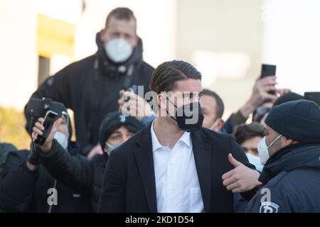 Le nouveau panneau de Juventus Dusan Vlahovic arrive à J Medical à Turin pour des visites médicales. En Italie, le 28 janvier 2022 (photo d'Alberto Gandolfo/NurPhoto) Banque D'Images