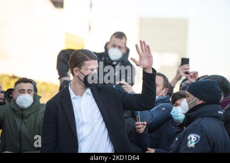Le nouveau panneau de Juventus Dusan Vlahovic arrive à J Medical à Turin pour des visites médicales. En Italie, le 28 janvier 2022 (photo d'Alberto Gandolfo/NurPhoto) Banque D'Images