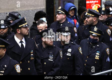 Des milliers d'officiers de police de diverses juridictions du pays assistent aux funérailles de l'officier de police du NYPD, Jason Rivera, sur 28 janvier 2022, dans la ville de New York, aux États-Unis. Le jeune officier a été tué il y a moins d'une semaine en réponse à une perturbation domestique à Harlem. Son partenaire Wilbert Mora qui a également été abattu pendant l'incident, est décédé quelques jours plus tard et sera mis au repos la semaine prochaine. (Photo de John Lamparski/NurPhoto) Banque D'Images