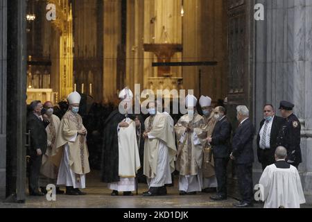 Le cardinal Timothy Dolan et les prêtres escortent le cercueil après la cérémonie alors que des milliers d'officiers de police de diverses juridictions du pays assistent aux funérailles de l'officier de NYPD tué Jason Rivera sur 28 janvier 2022, dans la ville de New York, aux États-Unis. Le jeune officier a été tué il y a moins d'une semaine en réponse à une perturbation domestique à Harlem. Son partenaire Wilbert Mora qui a également été abattu pendant l'incident, est décédé quelques jours plus tard et sera mis au repos la semaine prochaine. (Photo de John Lamparski/NurPhoto) Banque D'Images